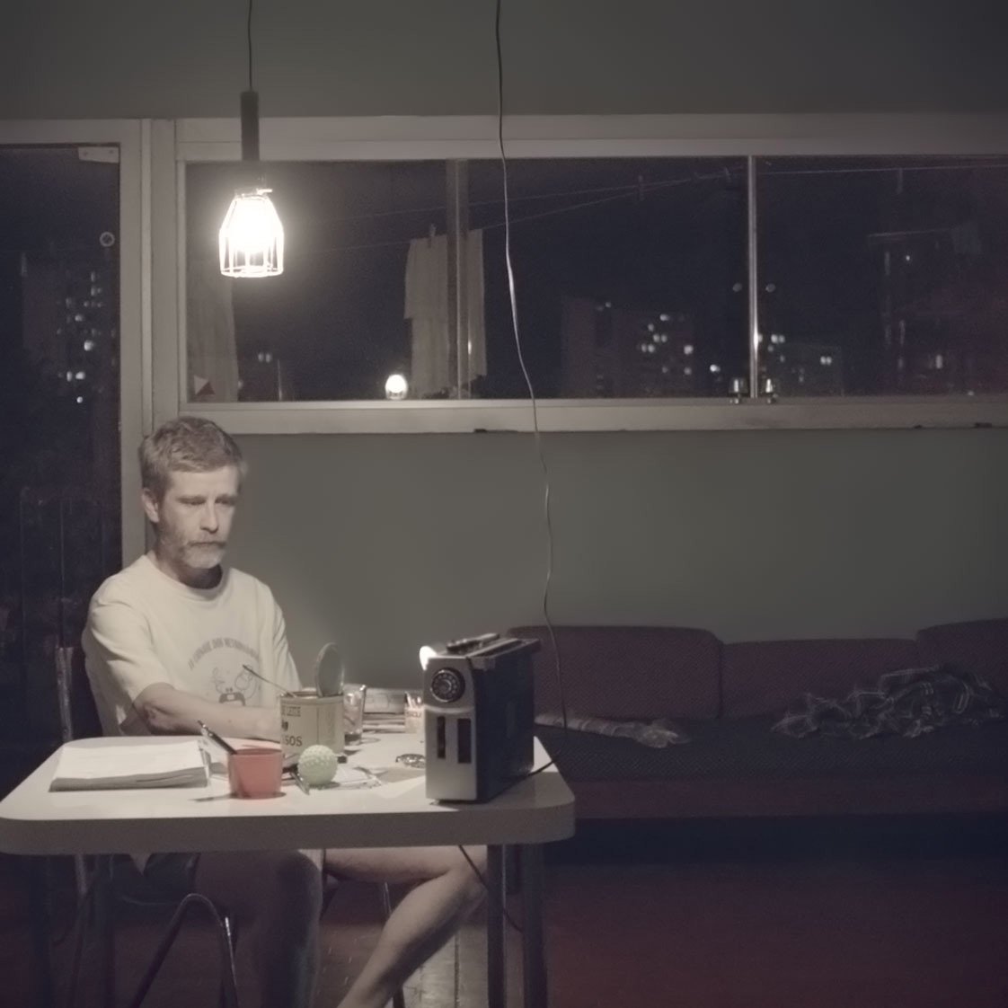 Baseado em um conto homônimo de Edgar Allan Poe, o filme “O Homem das Multidões” consolida uma parceria entre dois diretores de estilos distintos dentro do cinema brasileiro; de um lado, está o mineiro Cao Guimarães; de outro, o pernambucano Marcelo Gomes; construindo sua narrativa sobre silêncios e imagens, bem mais do que sobre diálogos, o filme arma um enredo em que a solidão é protagonista, a tônica da vida de dois personagens: o condutor de metrô Juvenal e sua supervisora, Margô