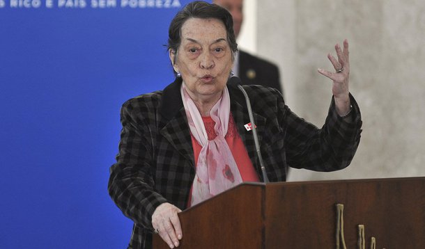 Economista Maria da Conceição Tavares, ex-deputada federal pelo PT, descarta recessão forte ao Brasil por ter base de consumo mínima pelas próprias políticas sociais: “isso por si só já garante uma base de sustentação”; no entanto, ela afirma que o país enfrenta uma crise da indústria, que precisa ser revertida, com investimentos em infraestrutura e regulação das importações