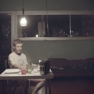 Baseado em um conto homônimo de Edgar Allan Poe, o filme “O Homem das Multidões” consolida uma parceria entre dois diretores de estilos distintos dentro do cinema brasileiro; de um lado, está o mineiro Cao Guimarães; de outro, o pernambucano Marcelo Gomes; construindo sua narrativa sobre silêncios e imagens, bem mais do que sobre diálogos, o filme arma um enredo em que a solidão é protagonista, a tônica da vida de dois personagens: o condutor de metrô Juvenal e sua supervisora, Margô