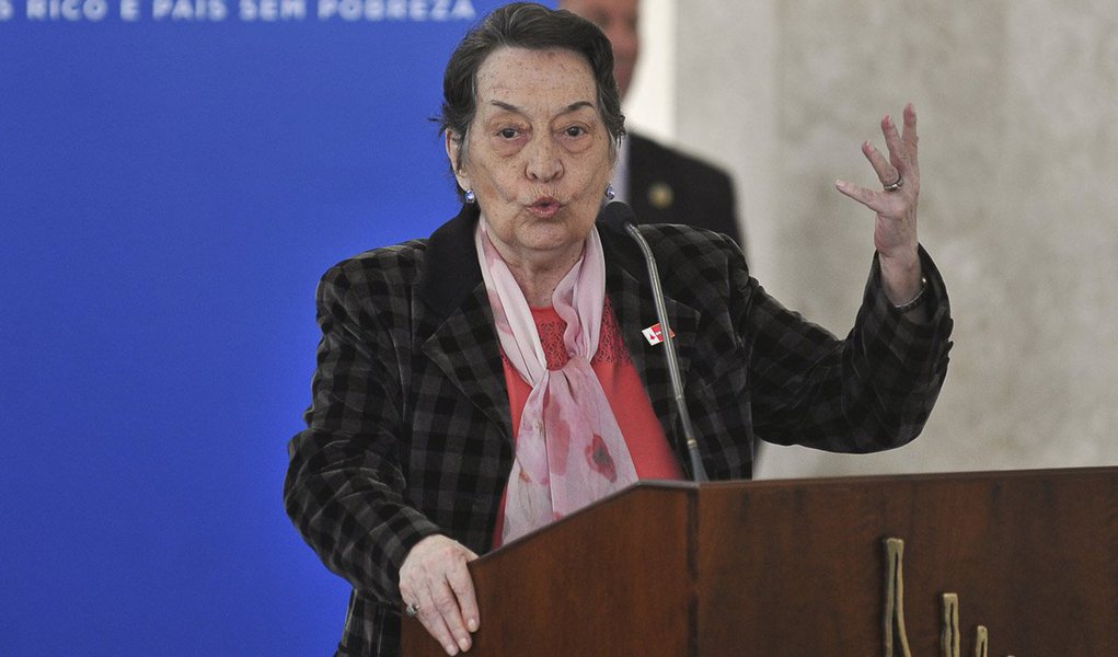 Economista Maria da Conceição Tavares, ex-deputada federal pelo PT, descarta recessão forte ao Brasil por ter base de consumo mínima pelas próprias políticas sociais: “isso por si só já garante uma base de sustentação”; no entanto, ela afirma que o país enfrenta uma crise da indústria, que precisa ser revertida, com investimentos em infraestrutura e regulação das importações