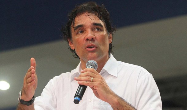 O senador e candidato ao governo do Maranhão pelo PMDB, Edison Lobão Filho, voltou a repudiar ataques de pessoas ligadas ao PCdoB à sua família, o que vem ocorrendo nas redes sociais; "Estão agora atacando minha família e isso é uma agressão covarde e injusta", disse; a coligação de Flávio Dino (PC do B) já havia emitido nota negando a autoria desses ataques; Esta nota é tão falsa quanto uma de R$ 3,00", disparou o peemedebista