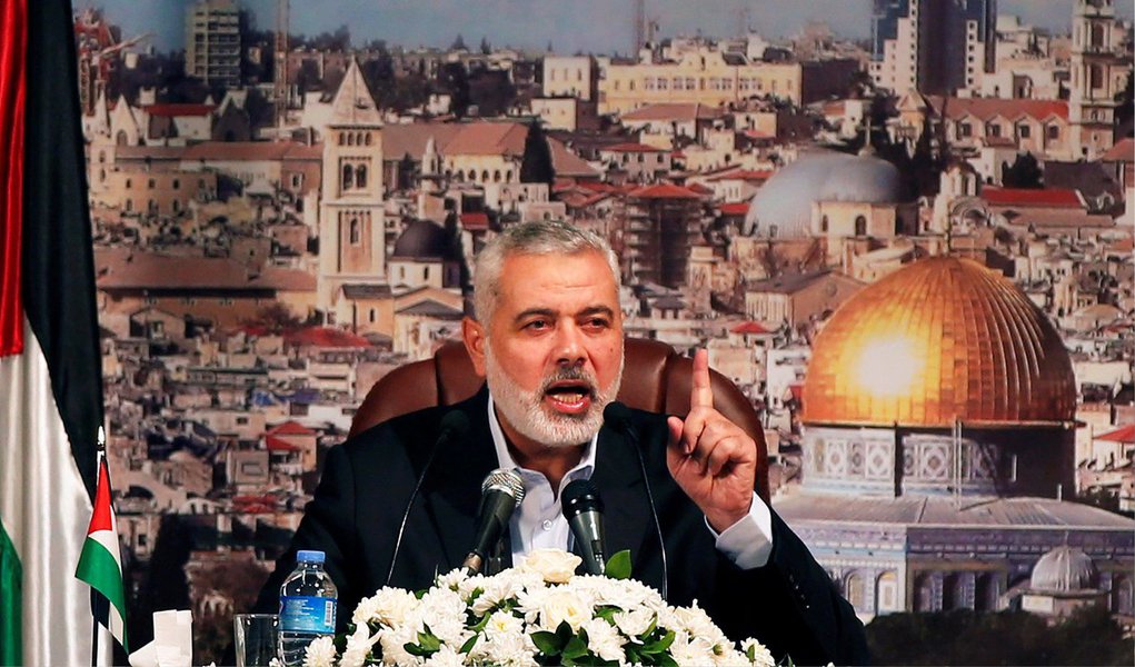 Uma aeronave israelense disparou um míssil contra a casa do líder do Hamas na Faixa de Gaza, Ismail Haniyeh, na terça-feira (horário local), causando danos, mas sem deixar vítimas, disse o Ministério do Interior de Gaza; uma porta-voz militar israelense não tinha informações sobre o incidente; o filho de Haniyeh confirmou o ataque em sua página no Facebook e acrescentou que a casa do ex-primeiro-ministro de Gaza, controlada pelo Hamas, estava vazia