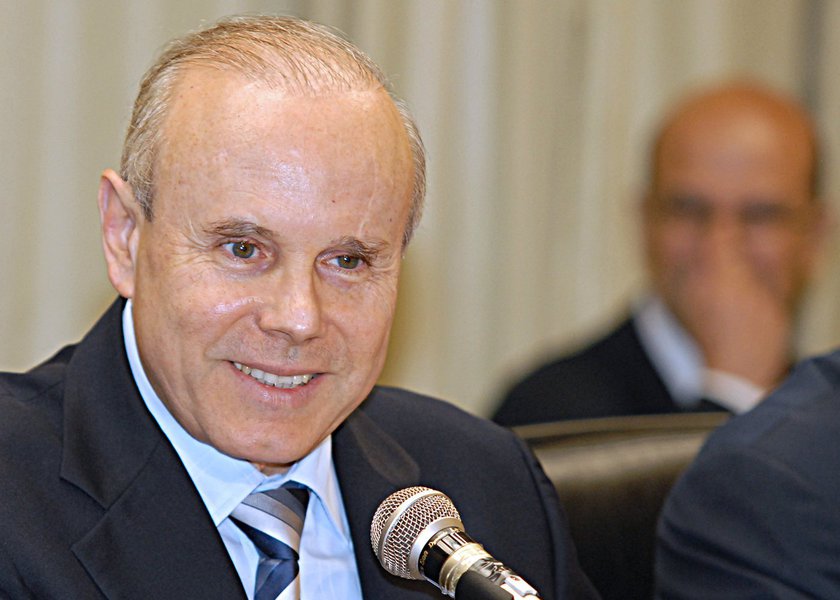 "É só colocar uma bala de canhão: chuta o juro para cima, a economia vai definhar, você vai ter recessão. Aí sim vai ter uma inflação baixa. Mas aí é a paz do cemitério", disse o ministro da Fazenda, Guido Mantega ao defender política gradual para alta de preços; "Jamais jogaremos nas costas da população o ajuste da crise mundial. Brasil é um dos poucos países do mundo em que não caiu o salário. É por causa da estratégia econômica que temos, que é diferente"