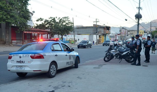 A Coordenadoria de Polícia Pacificadora (CPP) abriu um inquérito policial militar para investigar duas mortes, no Morro do Fogueteiro, zona norte da cidade do Rio; Vitor Luiz Rodrigues e Rafael de Souza Azerbinato foram baleados e morreram em ação da UPP; o inquérito da PM foi aberto depois que os seis policiais envolvidos no tiroteio foram presos em flagrante, pela Polícia Civil; em depoimento eles disseram que Vitor morreu em confronto e registraram como auto de resistência (quando policiais matam em legítima defesa)
