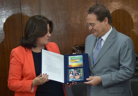 Reajuste é de 8,8% em relação ao salário atual, segundo o Projeto de Lei Orçamentária Anual (Ploa) do ano que vem; anúncio foi feito hoje pela ministra do Planejamento, Miriam Belchior, depois de entregar a proposta ao presidente o Congresso, Renan Calheiros (PMDB-AL); ela antecipou que o texto prioriza investimentos em saúde, educação combate à pobreza e infraestrutura