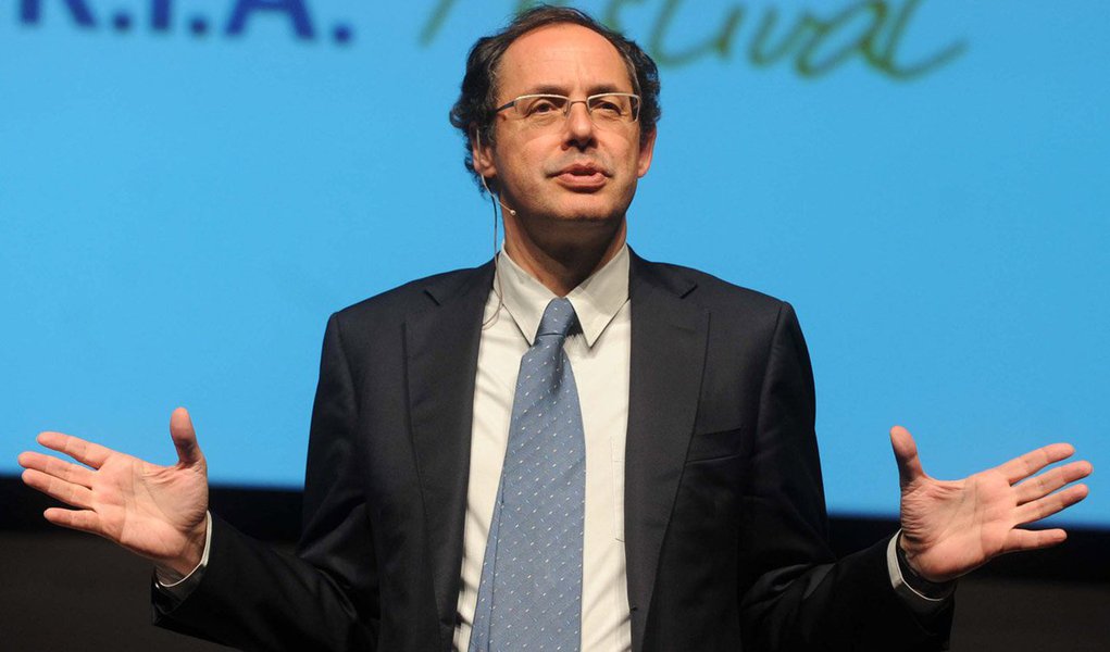 Economista Eduardo Giannetti defendeu o ajuste rápido dos preços das tarifas públicas no ano que vem: "Quando o carimbam como 'tarifaço' soa como uma maldade, uma maldade contra a população. Maldade será quando faltar energia ou quando o setor de etanol quebrar e despedir centenas de milhares de pessoas"; segundo ele, se a gestão de Dilma Rousseff insistir na linha de aumento gradual, “vai nos encaminhar para uma crise financeira” e os mercados retirar recursos do Brasil