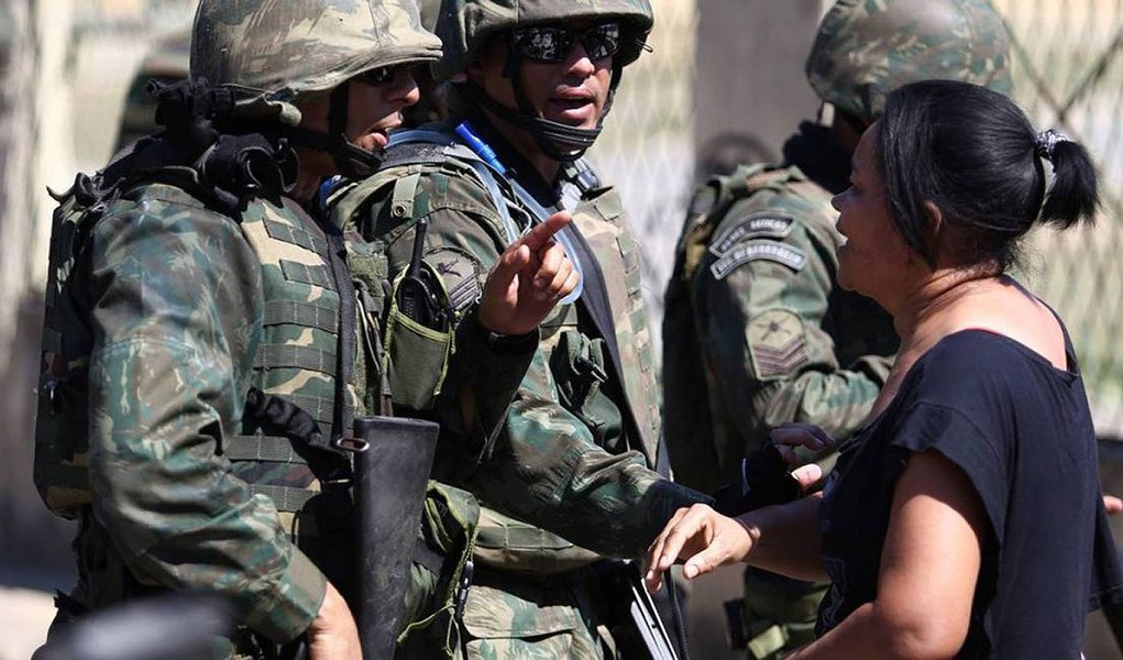 O Ministério Público Federal no Rio recomendou à Força de Pacificação no Complexo da Maré, zona norte da capital fluminense, mudanças nas abordagens feitas a crianças e adolescentes; segundo o órgão, relatos dão conta de que militares têm cometido excessos quando abordam os jovens para fazer buscas, de acordo com documento; o MPF-RJ entende eventuais constrangimentos feitos por militares, nas revistas pessoais em jovens, podem causar "danos graves e irreversíveis a pessoas em formação física e psíquica"