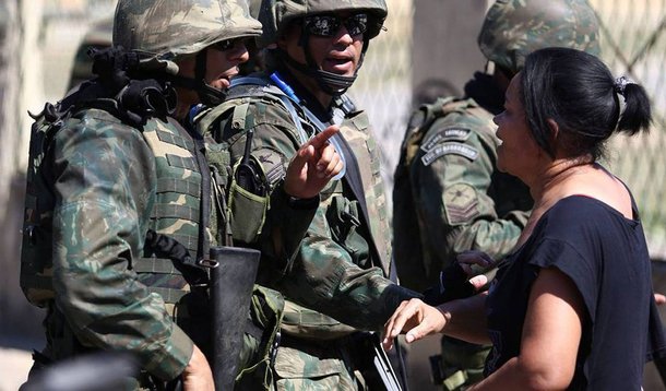 O Ministério Público Federal no Rio recomendou à Força de Pacificação no Complexo da Maré, zona norte da capital fluminense, mudanças nas abordagens feitas a crianças e adolescentes; segundo o órgão, relatos dão conta de que militares têm cometido excessos quando abordam os jovens para fazer buscas, de acordo com documento; o MPF-RJ entende eventuais constrangimentos feitos por militares, nas revistas pessoais em jovens, podem causar "danos graves e irreversíveis a pessoas em formação física e psíquica"