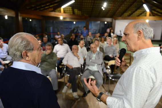Em reunião com a classe médica realizada ontem (21) à noite, candidato do PR anunciou que, se for eleito, delegará a coordenação da área de saúde pública a um especialista, o vice Jofran Frejat, médico e ex-secretário de Saúde do DF. Arranhado pela polêmica da Ficha Limpa, Arruda tenta trazer ao debate a saúde como um outro foco de discussão, no qual espera se sair melhor que o atual governador, Agnelo Queiroz (PT)