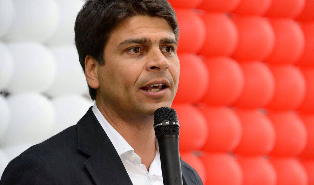 O TRE-RJ investiga suposto desvio de dinheiro público para elaboração da propaganda eleitoral da coligação do PMDB; segundo o tribunal, a gráfica Hight Level Signs mantém contratos com a prefeitura e o governo do Rio, com indícios de fraude, “especialmente com “Pedro Paulo Teixeira” (foto), ex-chefe municipal da Casa Civil e tido como um dos homens de confiança do prefeito Eduardo Paes, assim como o deputado Rodrigo Bethlam, investigado por suspeita de corrupção passiva, lavagem de dinheiro e evasão de divisas