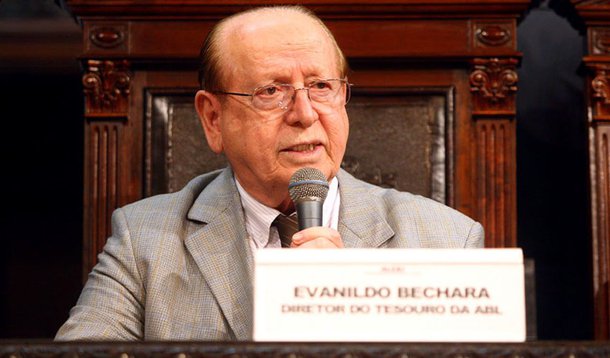 "A ABL que procura ser uma reunião dos grandes expoentes da literatura brasileira acaba de sofrer um golpe rude com a morte de João Ubaldo. Ele era talvez a nossa maior expressão na prosa", comentou o acadêmico e filólogo Evanildo Bechara, abatido, sobre a morte do colega da Academia Brasileira de Letras