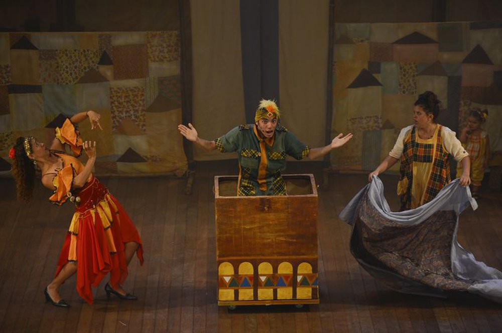 As apresentações da 12ª edição do Sesc Festclown, evento com 51 espetáculos de palhaçaria e arte circense, conquistaram tanto adultos quanto crianças no Complexo da Funarte, em Brasília; a entrada é gratuita em todas as atrações e a maioria tem classificação indicativa livre