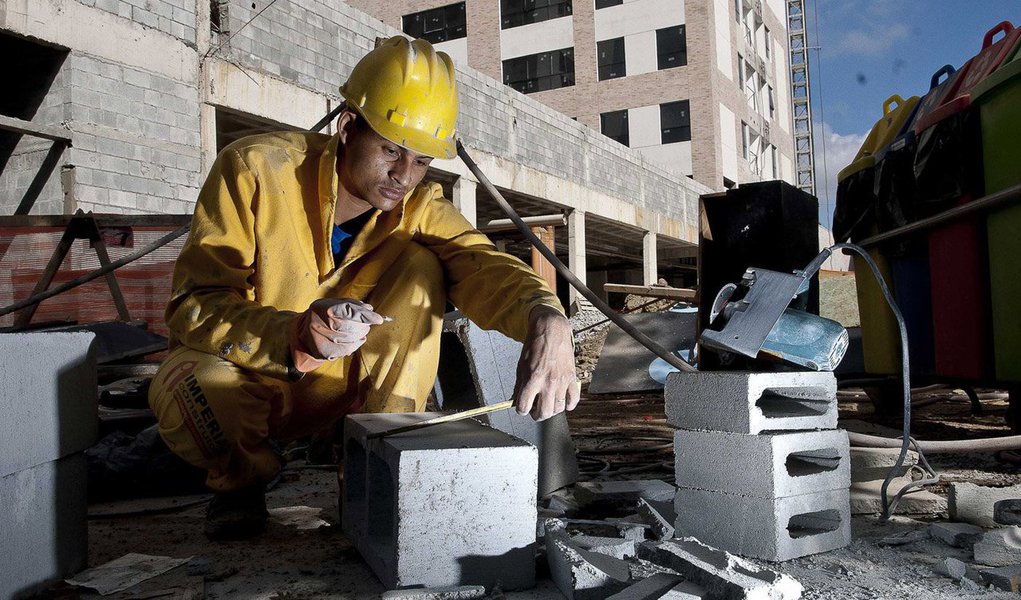 Redução das vulnerabilidades no mercado de trabalho, o combate à pobreza e os investimentos em empregos de qualidade contribuem para o crescimento econômico sustentável, informou a Organização Internacional do Trabalho, no relatório O Mundo do Trabalho 2014: Desenvolvimento com Empregos, divulgado nesta segunda-feira