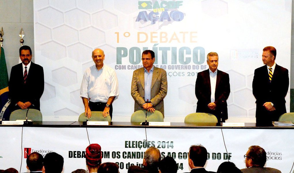 O primeiro encontro dos candidatos ao governo do Distrito Federal, realizado ontem (30/7), foi apimentado por polêmicas em torno de José Roberto Arruda (PR), que atacou o atual governador Agnelo Queiroz e seu partido, o PT, e foi atacado por outros candidatos. Ao ser questionado por Toninho do Psol, Arruda referiu-se à Ficha Limpa como "leizinha" e disse que, se eleito, botaria "os médicos cubanos pra correr", em alusão ao programa Mais Médicos, do Governo Federal. Lado a lado, atual e ex-governador trocaram críticas e Agnelo acabou deixando a bancada antes do término do debate, após direito de resposta de Arruda 