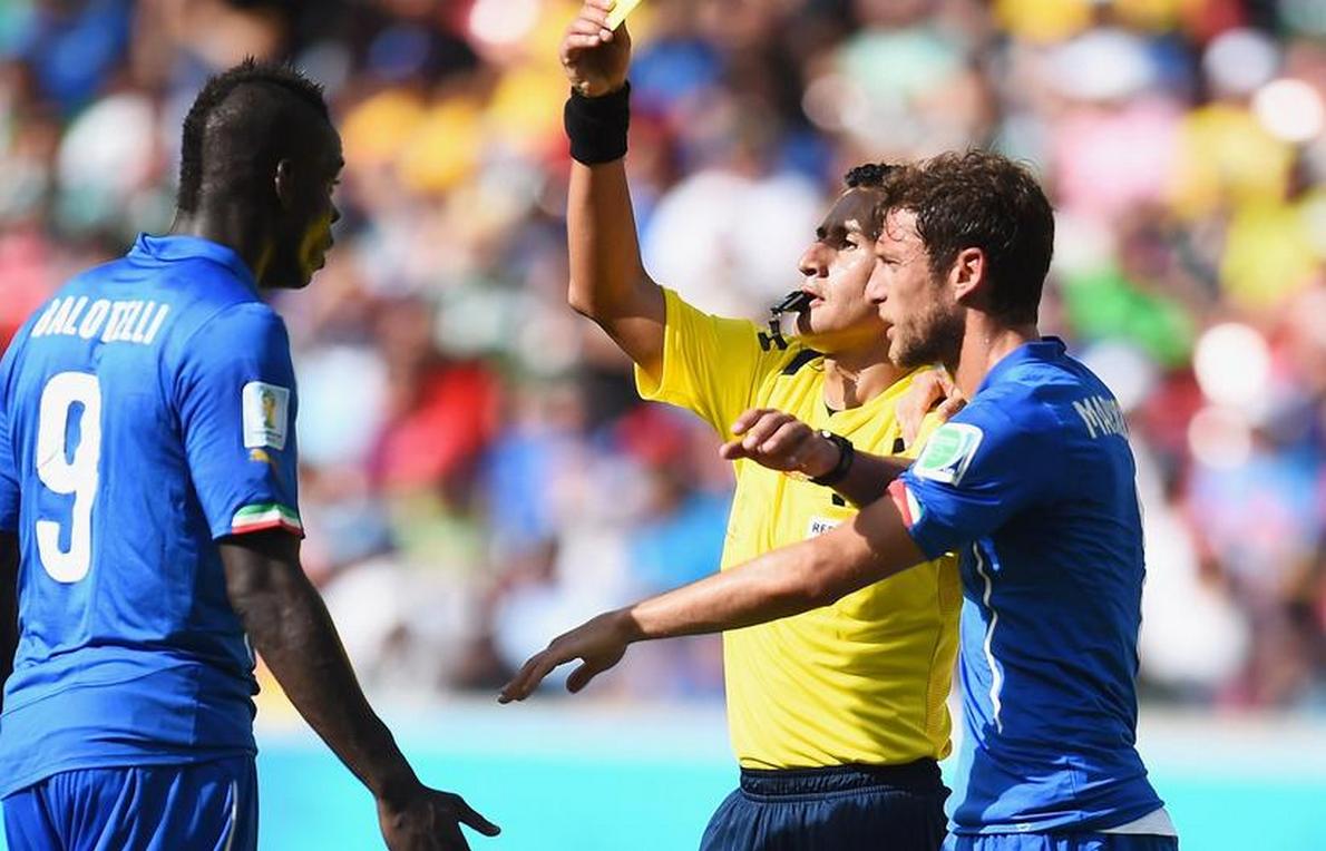 Justiça do Trabalho da 10ª Região determinou, em caráter liminar, a realização de intervalos a cada 30 minutos, para reidratação dos jogadores durante os jogos da Copa do Mundo, quando a temperatura ambiente for igual ou superior a 32ºC; após duas horas de tentativas frustradas de negociação, o magistrado decretou a decisão liminar na ação civil publica ajuizada pelo Ministério Público do Trabalho contra a FIFA