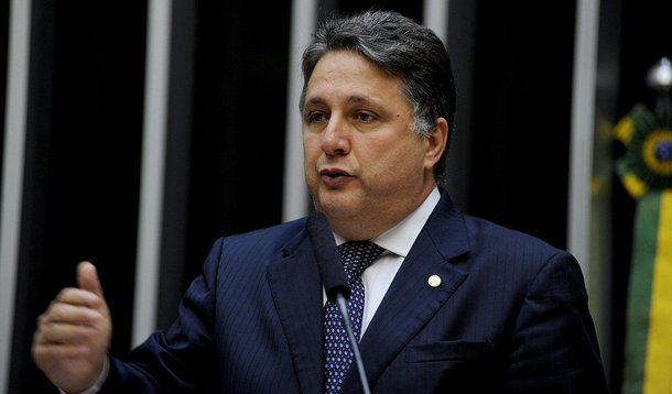 Empresa deve retirar imediatamente do Youtube vídeo com propaganda negativa do deputado e pré-candidato ao governo do Rio Anthony Garotinho (PR), sob pena de multa diária por descumprimento no valor de R$ 1 mil, segundo decisão do TRE-RJ; além do título "Garotinho Governador: um Mau Negócio", uma sátira à propaganda do site "Bom Negócio", o material faz referências consideradas ofensivas ao ex-governador