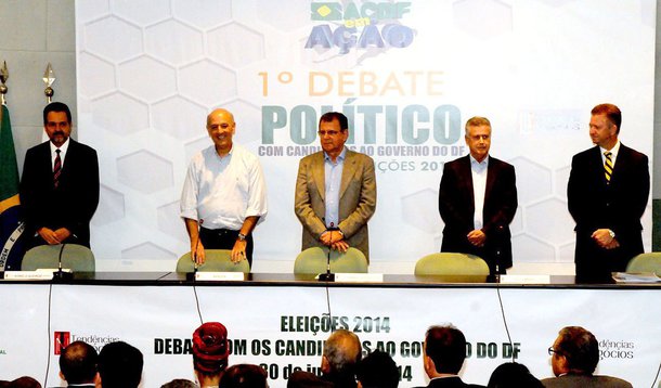 O primeiro encontro dos candidatos ao governo do Distrito Federal, realizado ontem (30/7), foi apimentado por polêmicas em torno de José Roberto Arruda (PR), que atacou o atual governador Agnelo Queiroz e seu partido, o PT, e foi atacado por outros candidatos. Ao ser questionado por Toninho do Psol, Arruda referiu-se à Ficha Limpa como "leizinha" e disse que, se eleito, botaria "os médicos cubanos pra correr", em alusão ao programa Mais Médicos, do Governo Federal. Lado a lado, atual e ex-governador trocaram críticas e Agnelo acabou deixando a bancada antes do término do debate, após direito de resposta de Arruda 