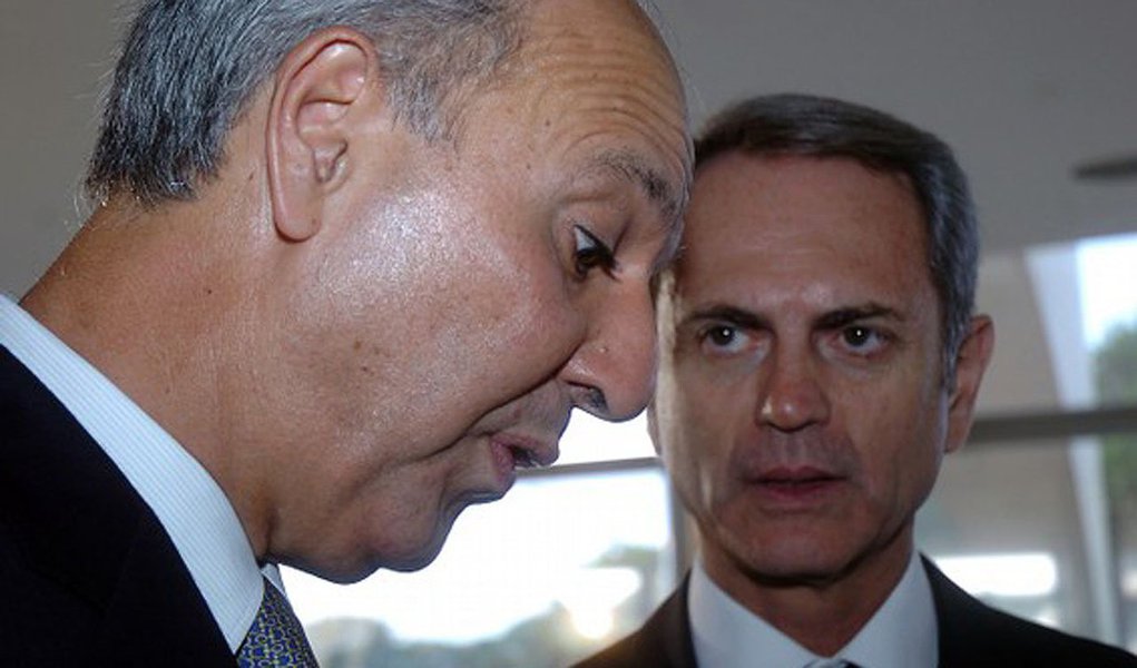 A 7ª Vara Criminal de Brasília negou o recurso apresentado pelos advogados do ex-governador do Distrito Federal José Roberto Arruda (PR) e do seu ex-vice, Paulo Octávio (PP), para livrar os dois réus de devolverem R$ 700 milhões aos cofres públicos devido ao 'mensalão do DEM'; a quantia a ser desembolsada foi determinada pelo Ministério Público; ainda cabe recurso