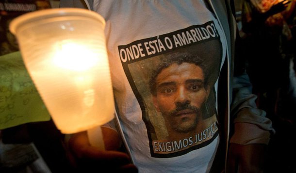 Um ano atrás, o ajudante de pedreiro Amarildo de Souza saiu de casa na Rocinha, comunidade da zona sul do Rio de Janeiro, detido por policiais militares da Unidade de Policia Pacificadora (UPP), e nunca mais voltou; o desaparecimento dele foi lembrado em uma missa celebrada no bairro; parentes e amigos esperam que o Tribunal de Justiça dê o veredito sobre o caso, que tem 25 policiais militares acusados de tortura e do sumiço de Amarildo, cujo corpo nunca foi encontrado; o julgamento está na fase final