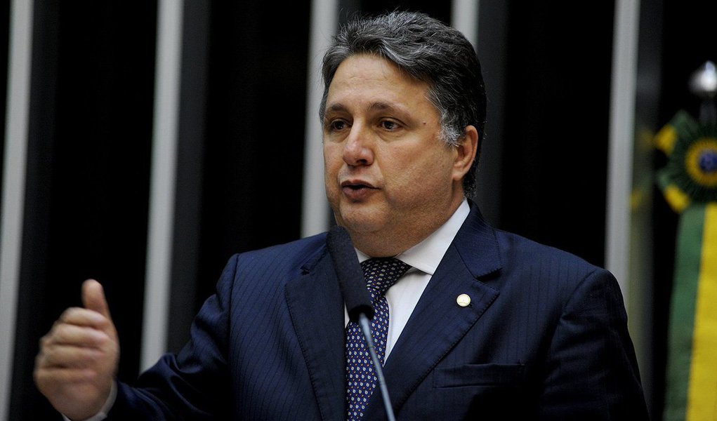 Empresa deve retirar imediatamente do Youtube vídeo com propaganda negativa do deputado e pré-candidato ao governo do Rio Anthony Garotinho (PR), sob pena de multa diária por descumprimento no valor de R$ 1 mil, segundo decisão do TRE-RJ; além do título "Garotinho Governador: um Mau Negócio", uma sátira à propaganda do site "Bom Negócio", o material faz referências consideradas ofensivas ao ex-governador