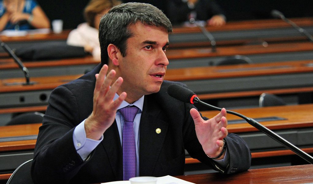 Polícia Federal em Brasília está responsável por investigar o deputado estadual Rodrigo Bethlem (PMDB-RJ) por suspeito de corrupção passiva, lavagem de dinheiro e evasão de divisas; a pedido do procurador-geral da República, Rodrigo Janot, o STF autorizou a abertura de inquérito; a Superintendência da PF-RJ será acionada para diligências, como o interrogatório de Vanessa Felippe, ex-mulher do parlamentar