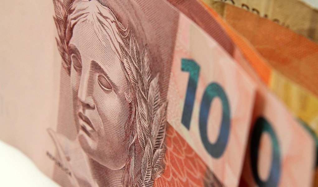 Foram alteradas normas de recolhimentos compulsórios – dinheiro que os bancos são obrigados a deixar depositados no BC, sobre recursos a prazo e à vista – com impacto estimado em R$ 30 bilhões, entre outras medidas