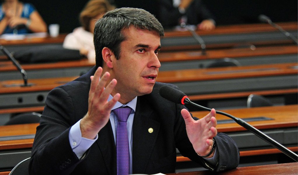 Depois do PPS, partido deverá protolar representação na Câmara na terça-feira 5; deputado Rodrigo Bethlem (PMDB) foi flagrado em áudio admitindo ter recebido propina quando era secretário de Assistência Social do Rio de Janeiro; parlamentar já desistiu de disputar as eleições; peemedebistas esperam agora que ele se desfilie e renuncie ao mandato, a fim de proteger a campanha do governador Luiz Fernando Pezão