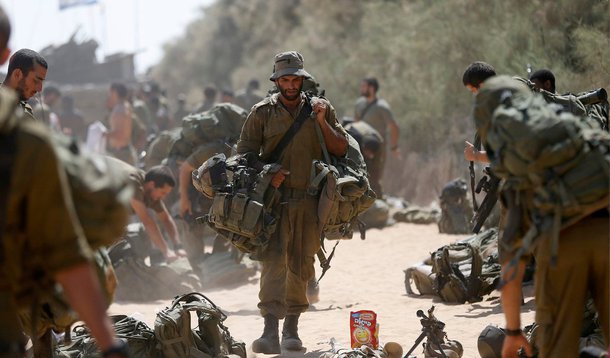 O Egito também convidou Israel e os palestinos a comparecerem a negociações de alto escalão no Cairo com o objetivo de obter um acordo de longo prazo para encerrar a guerra; "Esperamos que isso garanta um cessar-fogo permanente e restabeleça a estabilidade", declarou o Ministério das Relações Exteriores egípcio em comunicado; autoridades de Gaza disseram que 1.834 palestinos, a maioria civis, foram mortos no conflito. Israel confirmou que 64 de seus soldados morreram em combate, e os bombardeios palestinos mataram três civis em Israel