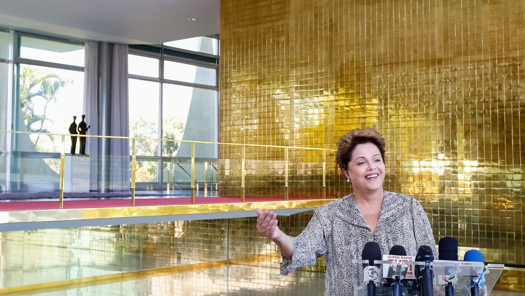 Numa entrevista coletiva no início da tarde deste domingo, a presidente Dilma Rousseff falou sobre a delação premiada que será feita por Paulo Roberto Costa, ex-diretor da Petrobras, e disse não temer o caso; "O Brasil e nós todos temos de aprender que se pessoas cometeram erros, malfeitos, crimes, atos de corrupção, isso não significa que as instituições tenham feito isso", disse a presidente; "Eu não tenho que comentar sobre a decisão de uma pessoa presa fazer ou não delação premiada. Isso não é objeto do interesse da Presidência da República", completou