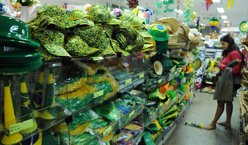 O comércio do Rio de Janeiro vem enfrentando perda de faturamento com os jogos do Brasil na Copa do Mundo; produtos verde-amarelo que estão sendo procurados tiraram o foco do consumo de outras mercadorias; com o fechamento antecipado de algumas lojas e outras que fecham durante o jogo e reabrem depois, se o Brasil chegar na final, o comércio terá uma perda de quase R$ 2 bilhões