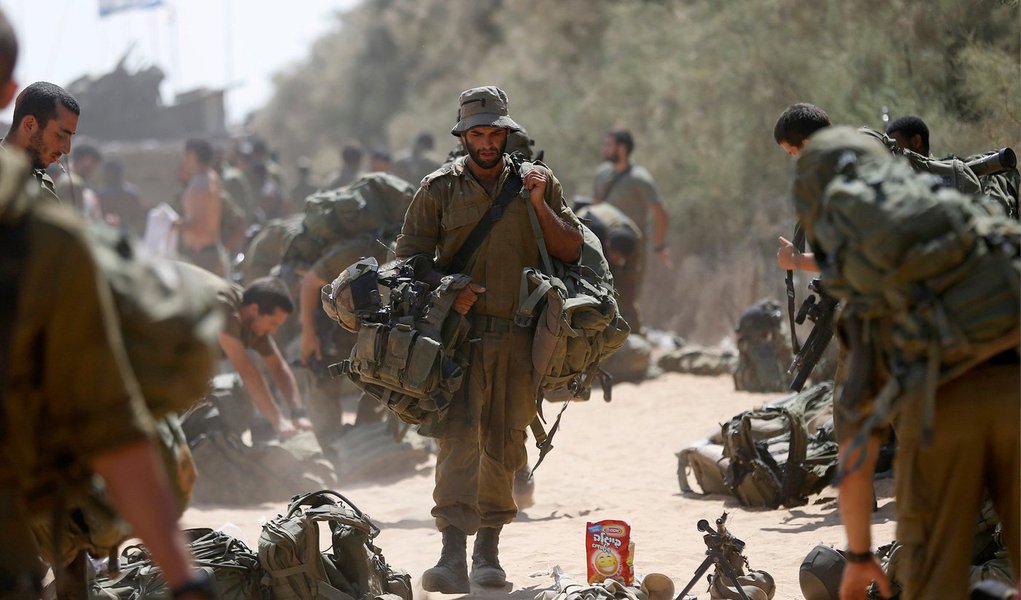 O Egito também convidou Israel e os palestinos a comparecerem a negociações de alto escalão no Cairo com o objetivo de obter um acordo de longo prazo para encerrar a guerra; "Esperamos que isso garanta um cessar-fogo permanente e restabeleça a estabilidade", declarou o Ministério das Relações Exteriores egípcio em comunicado; autoridades de Gaza disseram que 1.834 palestinos, a maioria civis, foram mortos no conflito. Israel confirmou que 64 de seus soldados morreram em combate, e os bombardeios palestinos mataram três civis em Israel