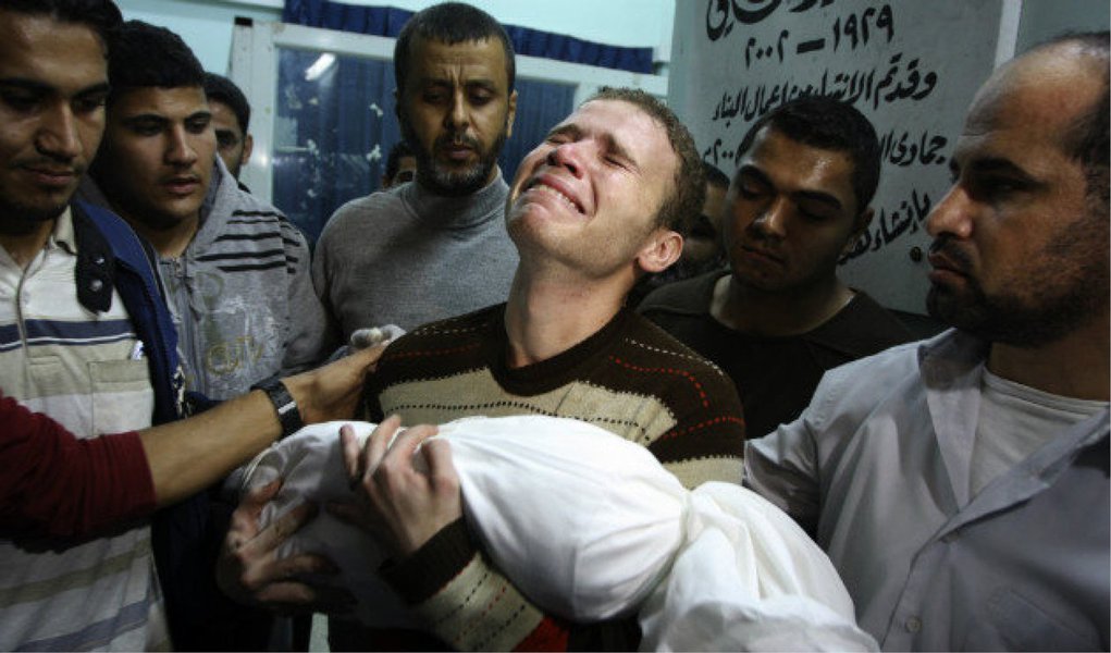 No 11° dia dos confrontos entre Israel e o Hamas na Faixa de Gaza, 44 palestinos morreram nesta sexta-feira, 18; com esses, já são 285 o número de palestinos mortos desde 8 de julho, segundo fontes médicas; segundo o Centro Palestino para os Direitos Humanos em Gaza, os civis representam mais de 80% das vítimas da ofensiva israelense; além dos mortos, pelo menos 2,2 mil palestinos ficaram feridos