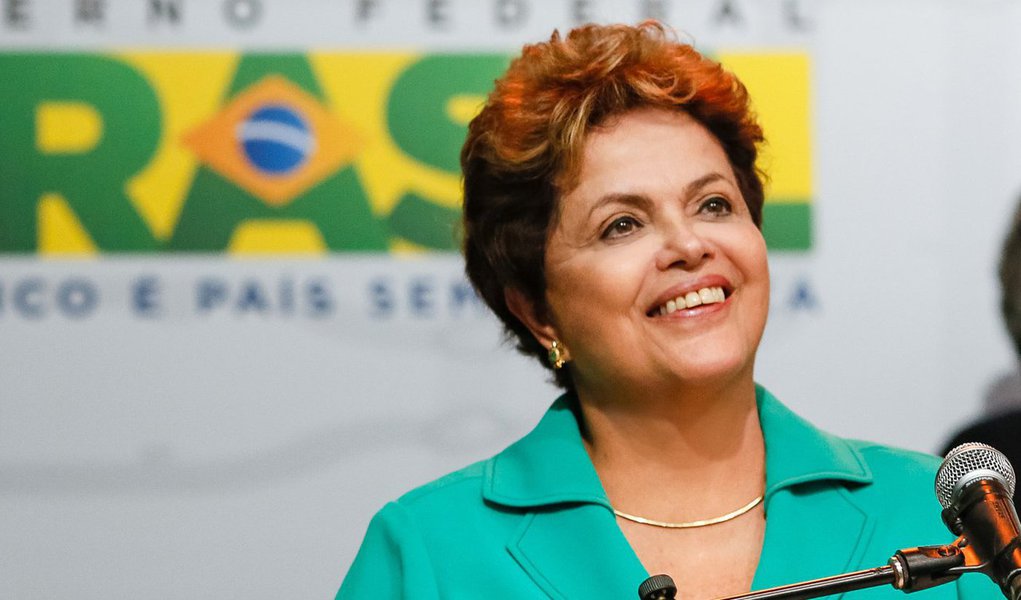 O PTB oficializará nesta quarta (21) o apoio do partido à reeleição da presidente Dilma Rousseff; aliados dos tucanos em 2010, os petebistas vão receber a petista para um almoço na sede do partido em Brasília; sigla ficou sem ministério na reforma ministerial promovida pela presidente neste início de ano, mas ganhou, recentemente, postos no Banco do Brasil e na Caixa Econômica Federal; com o apoio, a presidente ganha cerca de 40 segundos para seu programa eleitoral na TV e rádio