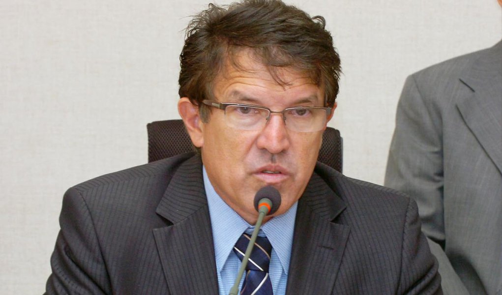 Deputado distrital e candidato à reeleição, o ex-diretor-geral do Senado enviou cartas à residência de funcionários da Casa para pedir votos. Uma funcionária comissionada que recebeu a correspondência ficou revoltada com a mala direta e registrou reclamação contra o candidato na Justiça Eleitoral. A funcionária classificou a atitude do parlamentar como uso da máquina pública e uso não autorizado das informações pessoais