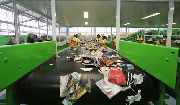 Além de desoneração da sucata, da coleta à entrada na recicladora, a Confederação Nacional da Indústria propõe medidas para reduzir o custo de logística reversa em setores em que ela se torna mais cara; produtos reciclados são bitributados em R$ 2,6 bilhões por ano, segundo a entidade