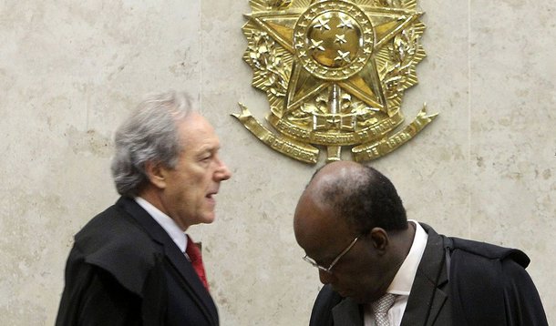 Em posse para assumir a Presidência do Supremo Tribunal Federal, ministro Ricardo Lewandowski deve fazer festa discreta, em contraste com cerimônia de Joaquim Barbosa em 2012, que teve direito a show de guitarra elétrica do ministro Luiz Fux; Lew também afirmou que vai priorizar celeridade na Corte 