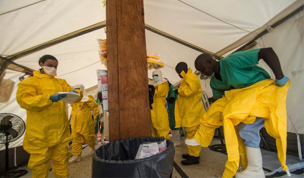 A Organização Mundial da Saúde relatou 57 novas mortes entre 24 e 27 de julho na Guiné, Libéria, Serra Leoa e Nigéria; Serra Leoa declarou estado de emergência pública e vai convocar a polícia e o Exército para garantir a imposição de quarentena em áreas que são o epicentro do vírus 