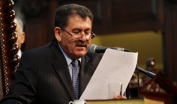 Dois suspeitos de invadir a fazenda do presidente da Assembleia Legislativa do Rio de Janeiro (Alerj), deputado Paulo Melo (PMDB), no último sábado (21), já tinham mandados de prisão expedidos contra eles por roubo e furto; segundo a Polícia Civil, os irmãos Bruno José Caetano e Milton Rodrigo Caetano são suspeitos de integrar uma quadrilha que, nos últimos meses, já participou de mais de 60 assaltos a sítios e fazendas no sul fluminense e nas regiões serrana e dos Lagos