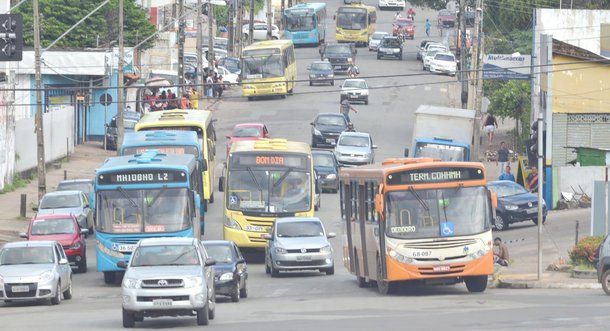 Transporte coletivo deixará de circular a partir de 0h desta terça-feira (dia 27); sindicato dos rodoviários diz não ter recebido nenhuma contraproposta de empresários; o superintendente do Sindicato das Empresas de Transportes de Passageiros de São Luís (SET), Luís Cláudio Siqueira, afirmou que os empresários não vão ceder à pressão trabalhadores; segundo o dirigente do SET, o desenrolar do imbróglio está nas mãos do município