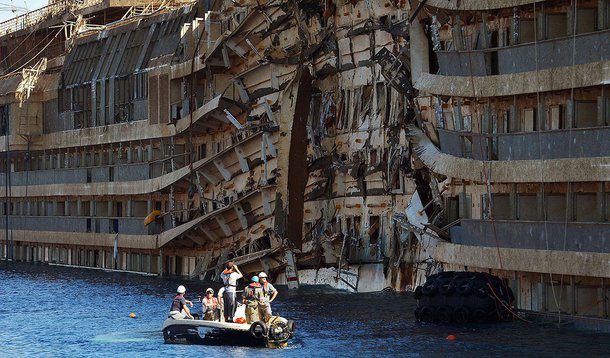 Destroços do naufrágio do cruzeiro de luxo Costa Concordia foram trazidos de volta à superfície nesta segunda-feira, preparados para serem rebocados e usados como sucata, dois anos e meio após a embarcação ter virado na costa italiana e matado 32 pessoas