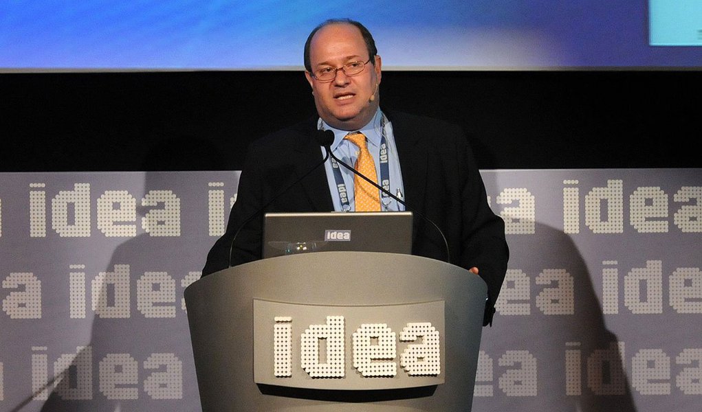 Economista-chefe e sócio do Itaú Unibanco, Ilan Goldfajn pinta quadro pessimista para o segundo trimestre, levando em consideração os indicadores para a produção industrial, a atividade do setor de serviços, a demanda por crédito e a confiança de empresários e consumidores; segundo ele, “as previsões para o resultado da competição são mais animadoras do que as econômicas, pelo menos para os que torcem pelo Brasil”