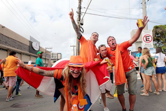 Balanço da Polícia Federal aponta que, durante o Mundial, entraram no Brasil 692 mil estrangeiros, de 203 nacionalidades diferentes; o número é bem maior do que os 298 mil visitantes internacionais que vieram ao País em junho do ano passado; só por São Paulo passaram 400 mil estrangeiros, deixando um ganho líquido para a cidade de R$ 1 bilhão, segundo a prefeitura