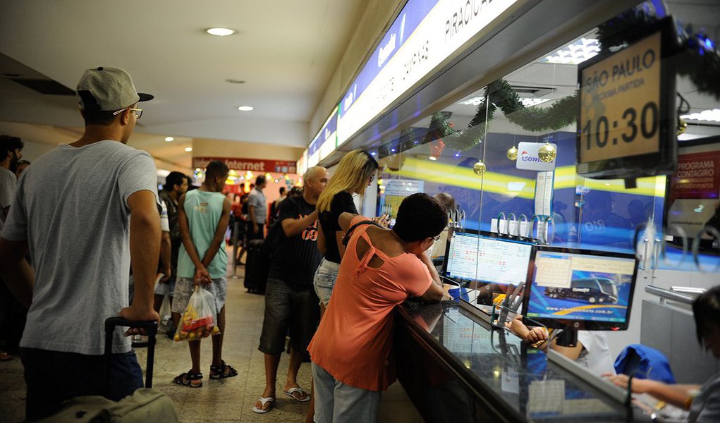 Mais de 1,5 milhão de pessoas devem passar pela Rodoviária do Rio de Janeiro durante a Copa do Mundo, segundo a concessionária do Terminal Novo Rio; a previsão é de que haja aumento de 40% na quantidade de turistas estrangeiros; para reforçar a segurança neste período, foi lançada uma ação conjunta entre a concessionária e o governo do estado com aumento no efetivo de policiais do Batalhão de Policiamento em Áreas Turísticas e vigilantes na fiscalização interna do terminal