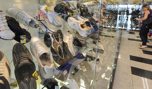 Vendas no varejo brasileiro avançando apenas 0,8% na comparação com um ano antes, informou o Instituto Brasileiro de Geografia e Estatística (IBGE) nesta quinta-feira