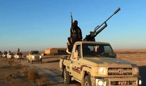 Militantes de um grupo dissidente da rede Al Qaeda que invadiram na semana passada a cidade de Mosul, a segunda maior do país, cercaram a refinaria, que foi fechada; funcionários estrangeiros foram retirados do local, mas empregados locais permanecem em seus postos 