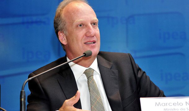 Ministro da Secretaria de Assuntos Estratégicos, Marcelo Neri apresenta dados que sustentam tese de campanha da presidente Dilma Rousseff; segundo ele, apesar da desaceleração econômica observada nos últimos anos, houve uma surpreendente continuidade da melhora social: "Os 10% mais pobres tiveram crescimento de 14,4%, contra 5,4% em média entre 1992 e 2012. A melhora é mais acentuada, inclusive em relação ao governo Lula"