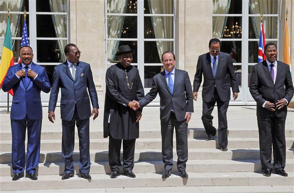 Os cinco chefes de Estado africanos que se reuniram em Paris com o presidente francês, François Hollande, adotaram um plano regional de luta contra o grupo islâmico armado nigeriano Boko Haram, considerado pelos líderes "uma ameaça" à África; "Estamos aqui para declarar guerra ao Boko Haram", afirmou em uma conferência de imprensa conjunta o presidente dos Camarões, Paul Biya