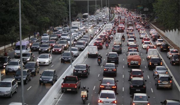 O cálculo da Firjan considera a perda de produção não concretizada e o gasto extra de combustíveis; na região metropolitana do Rio, o tempo médio perdido por dia em congestionamentos acarretou em 2013 prejuízo de 8,2% do PIB metropolitano; já na grande São Paulo, os engarrafamentos custaram R$ 69,4 bilhões, que corresponde a 7,8% da região; estudo prevê que, se nada for feito; o custo das horas paradas no trânsito pode chegar a R$ 120 bilhões nos próximos sete anos