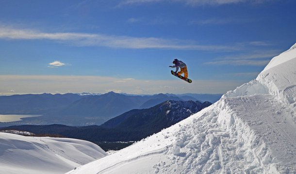 Quando chega o inverno os brasileiros se lembram dos destinos de neve clássicos do Chile e Argentina: Termas de Chillán, Portillo, Valle Nevado, Las Leñas, Bariloche. Mas é bom lembrar que existe Pucón. Situado ao lado do Vulcão Villarica, o vilarejo é o novo point dos que amam um bom mix de aventura, sossego, boa gastronomia e esplendor natural