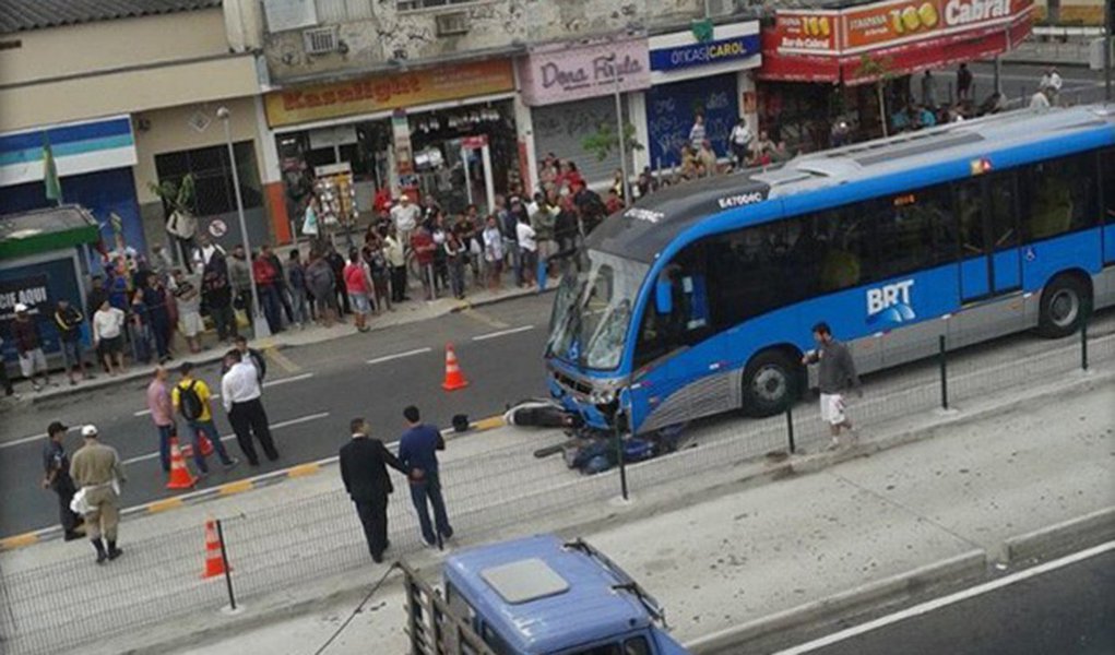 Um ônibus BRT e duas motocicletas se envolveram em um acidente na Avenida Nelson Cardoso, na Taquara, Zona Oeste do Rio, deixando um morto e dois feridos